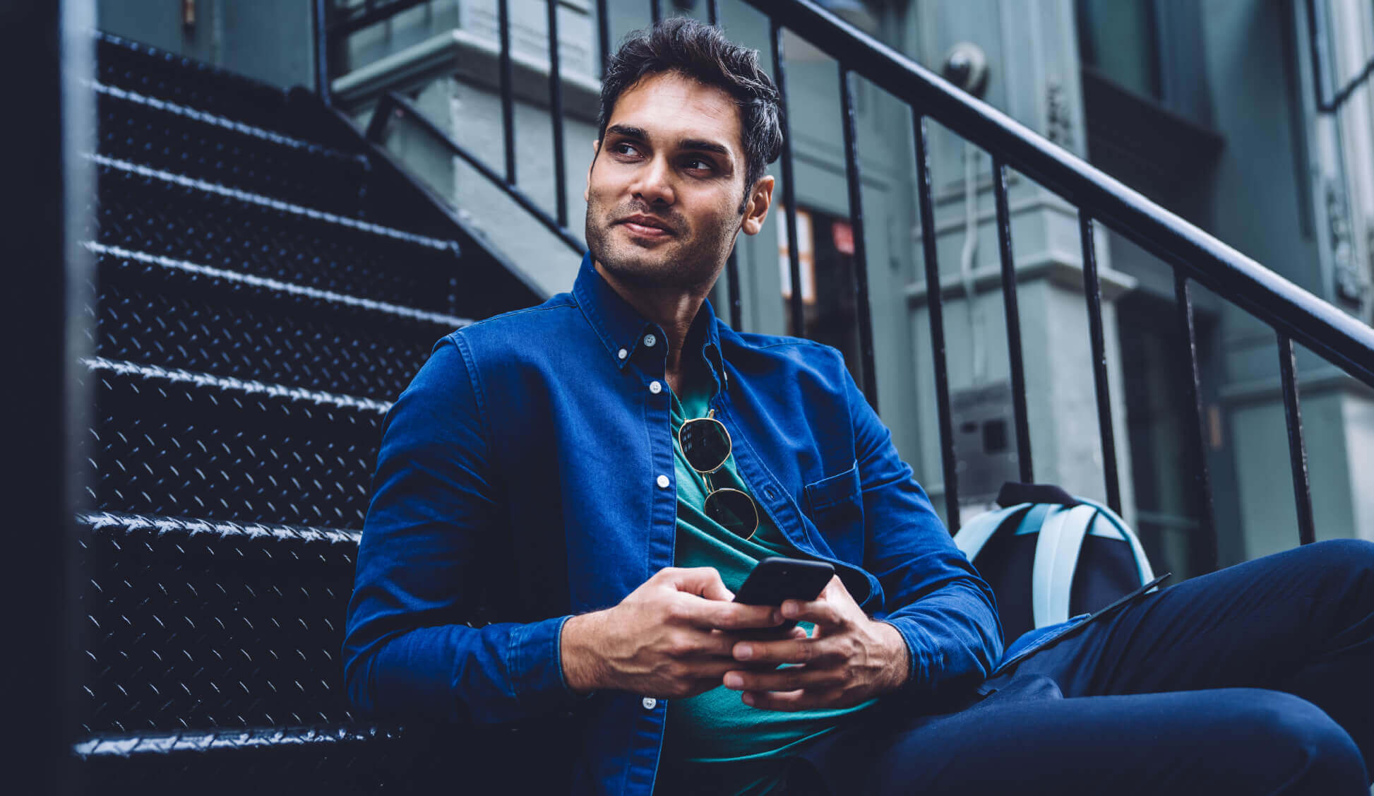 Mann schaut auf seinem Smartphone die neuesten Mobile Marketign Trends für 2021