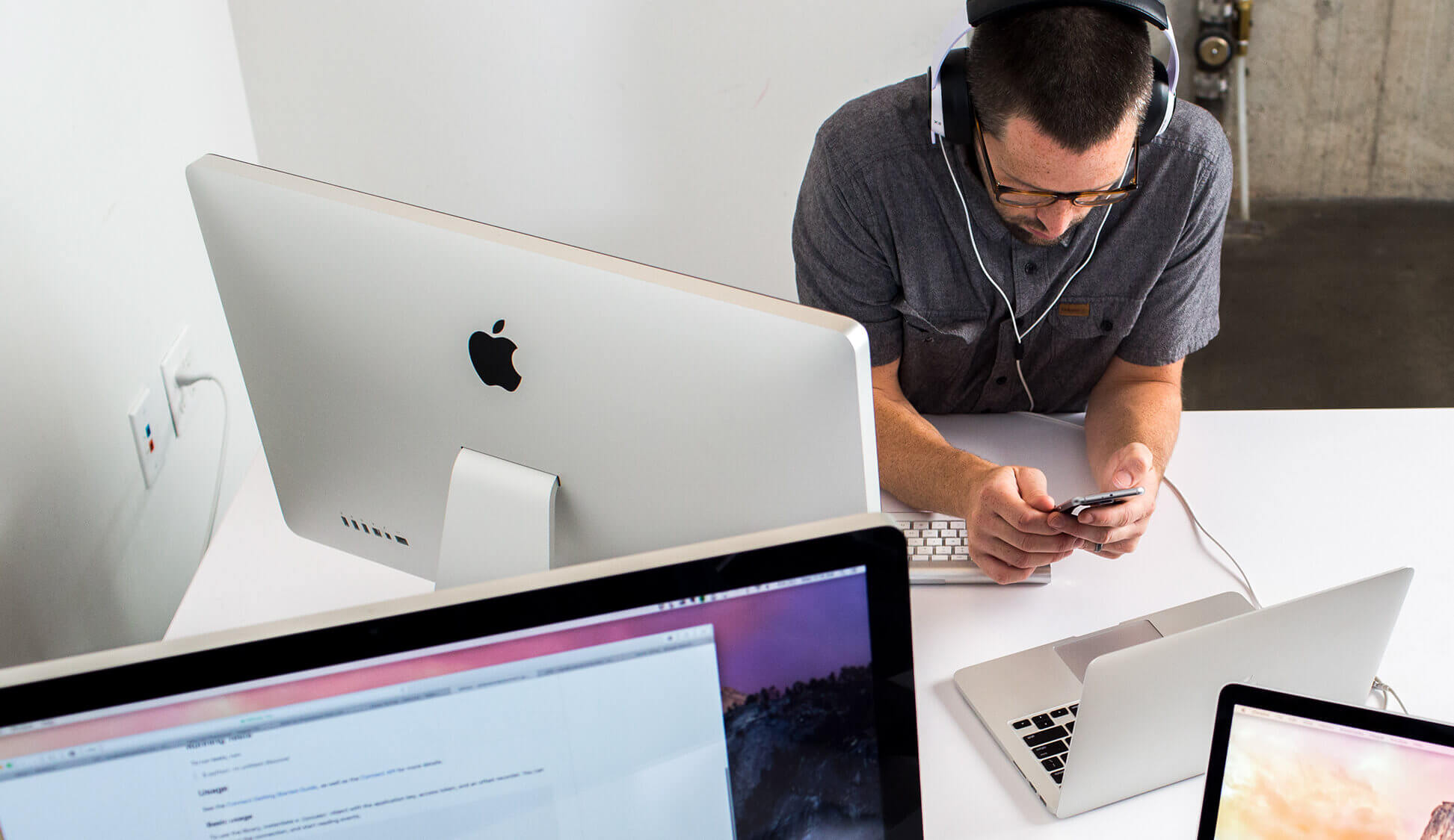 Mann verifiziert Möglichkeiten zu A/B-Tests auf seinem Smartphone